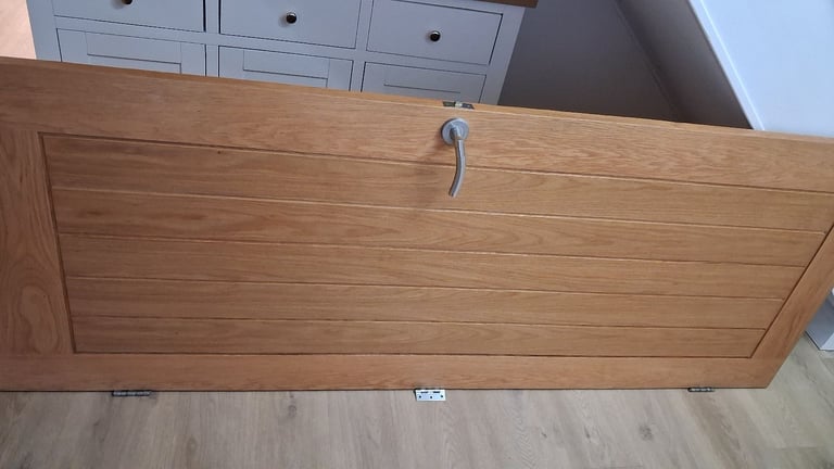 Oak solid door with handle