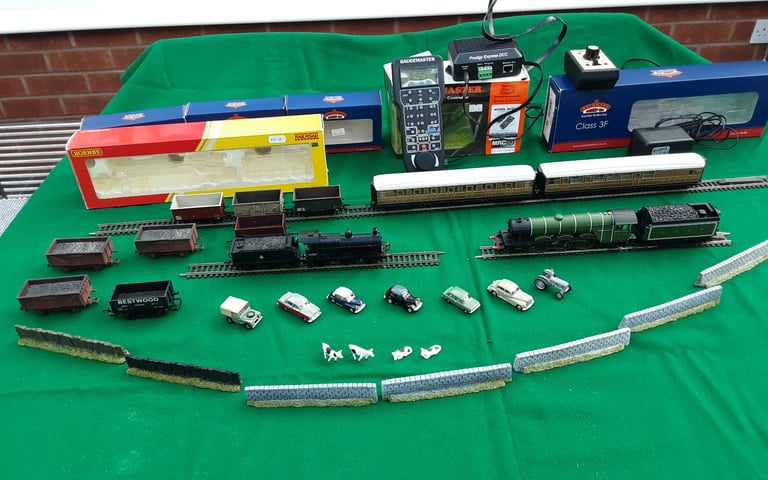 Job lot 00 gauge model railways (used).