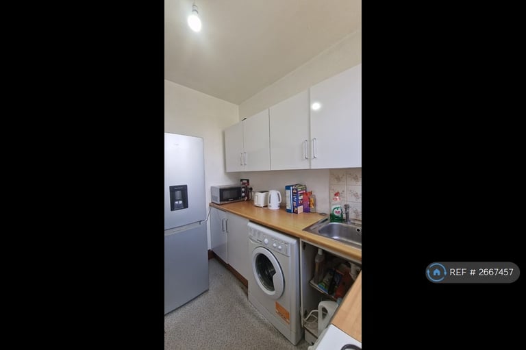 2 bedroom flat in London, London, SW18 (2 bed) (#2667457)
