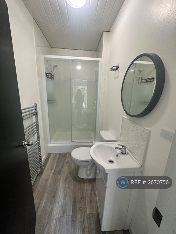 8 bedroom house in Harlaxton Drive, Nottingham, NG7 (8 bed) (#2670756)