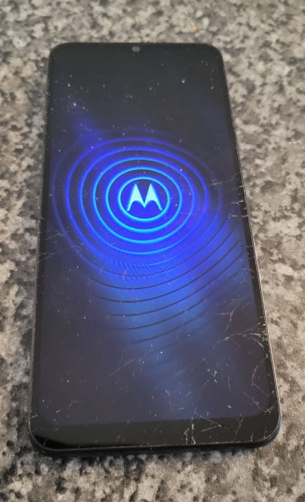 image for Spares/repairs Motorola e13 phone