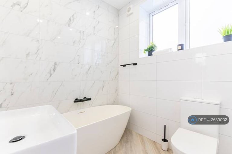 2 bedroom flat in San Remo Parade, Westcliff-On-Sea, SS0 (2 bed) (#2639002)
