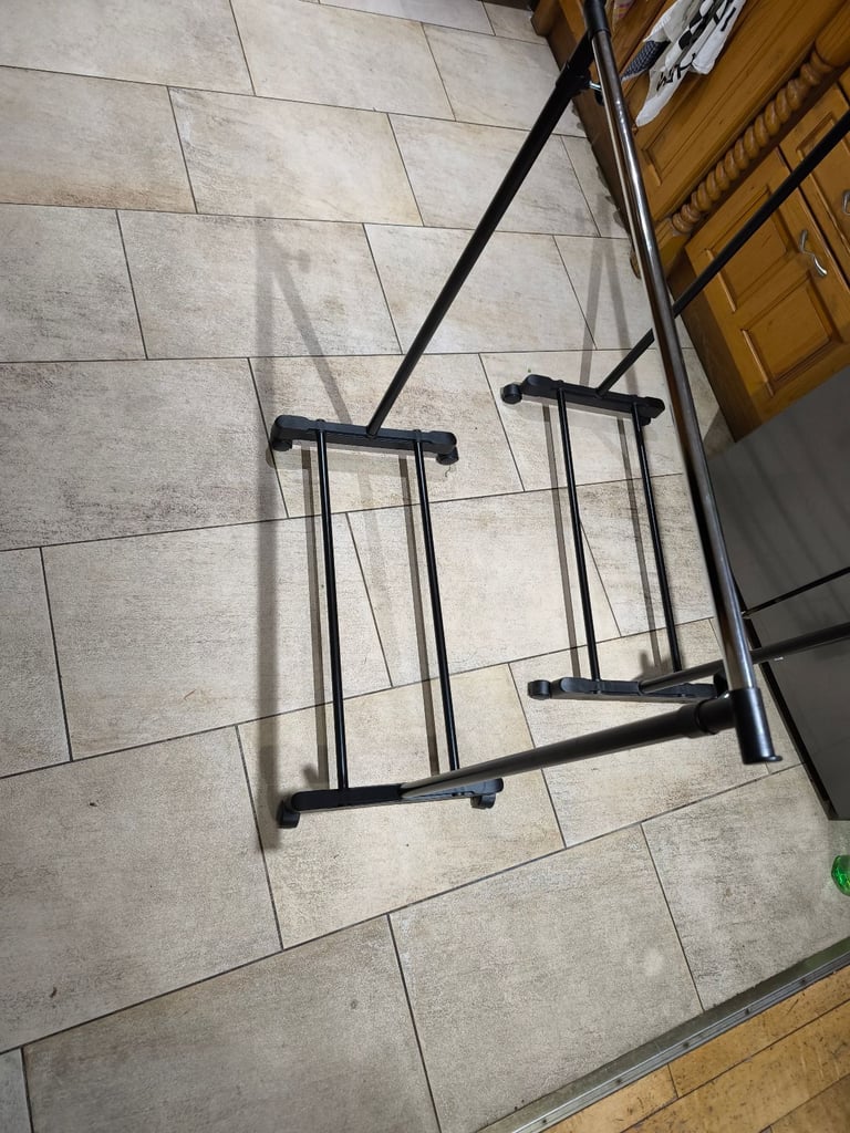 Free standing hanging rail on wheels