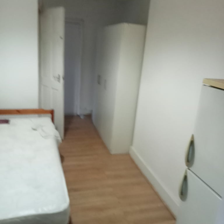 Studio flat 1 minute walk to wood street station