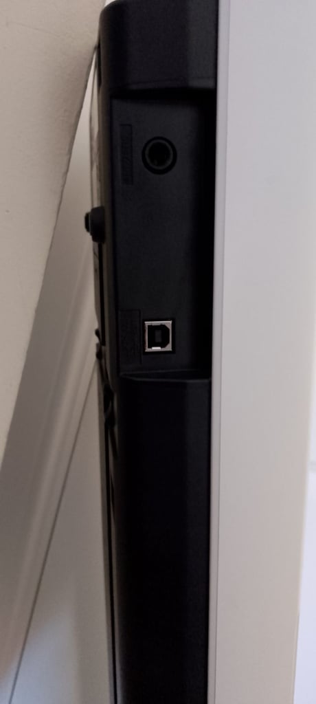 Yamaha electric keyboard PSR-275 with power adaptor