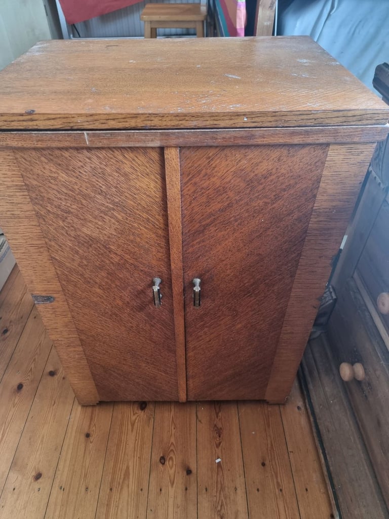 VINTAGE SEWING MACHINE