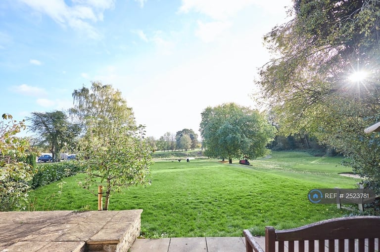 2 bedroom flat in Fairways Court, Hinckley, LE10 (2 bed) (#2523781)
