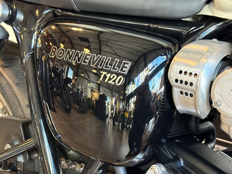 2025 Triumph Bonneville T120 PREMIUM TWIN COLOUR Petrol black 6 Speed