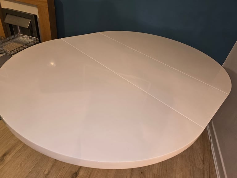 Extending gloss dining table 