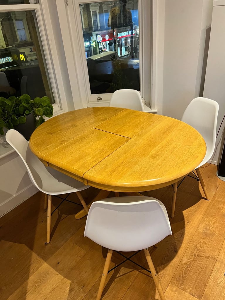 Extendable oak dining table + 4 chairs