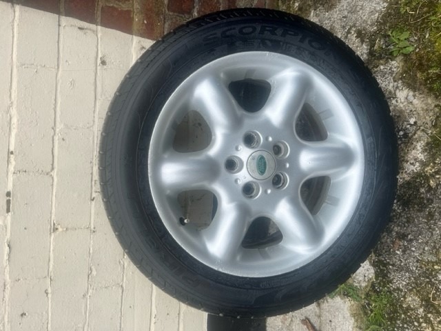 LAND ROVER FREELANDER 17 inch ALLOY WHEEL. WITH GOOD 225/55x17 TYRE.