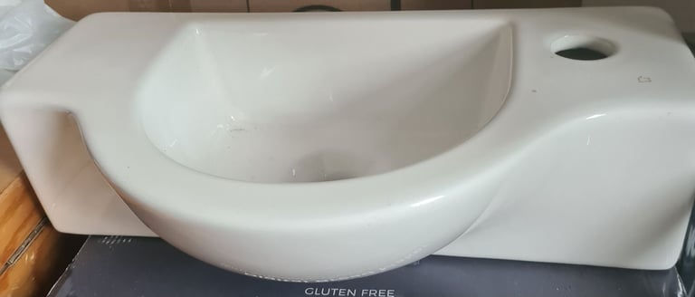 Small wash basin.
