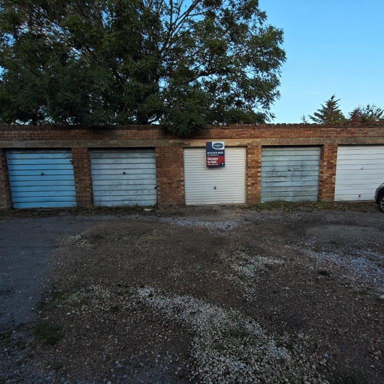 Garage/Parking/Storage to rent: High Street (r/o 108) Harlington, UB3 5AD