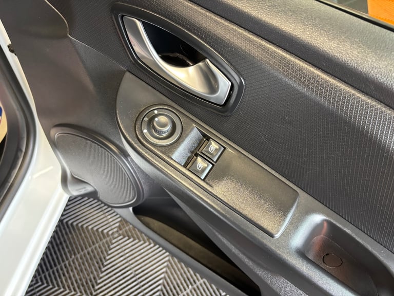 2016 Renault Clio 1.2 16V Play 5dr HATCHBACK Petrol Manual