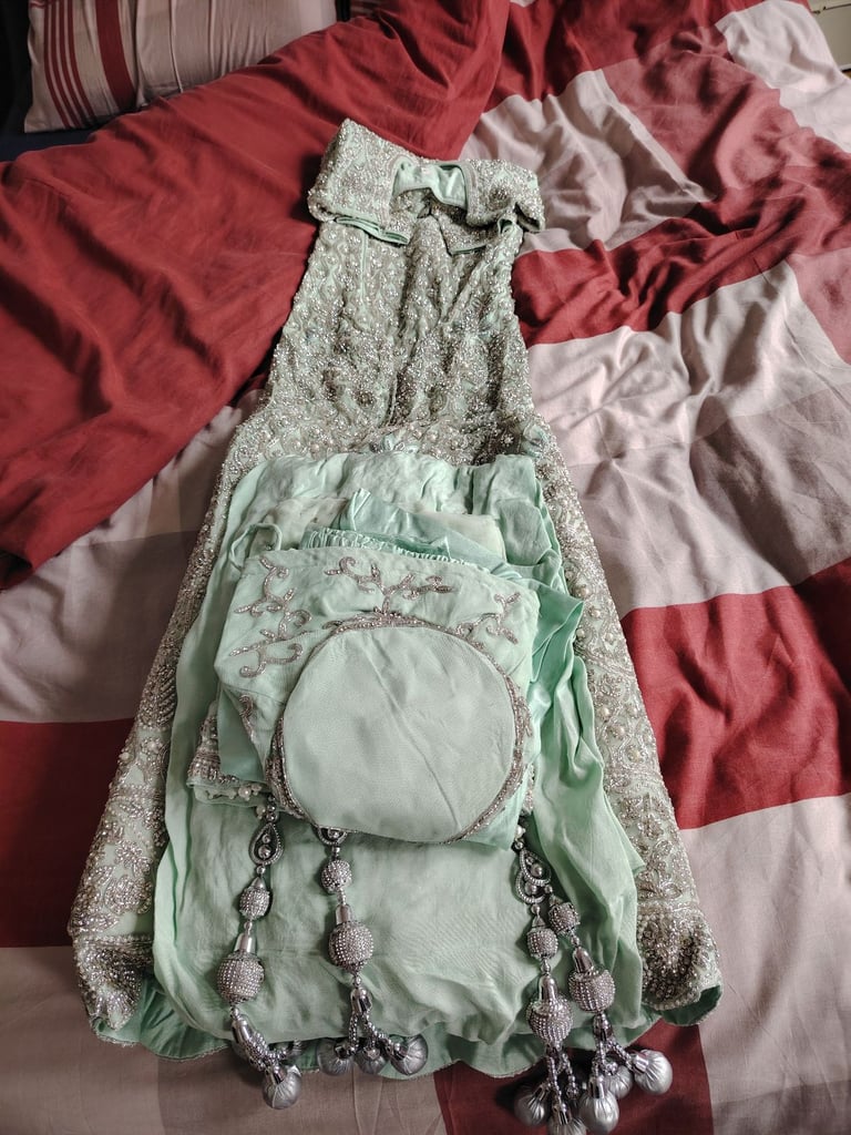 ASIAN LEHNGA WEDDING DRESS WITH TRAIL BRAND NEW NEVER WORN SIZE 36 SMALL