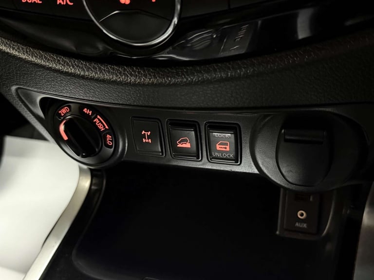 2018 Nissan Navara 2.3 dCi Off-Roader AT32 Auto 4WD Euro 6 4dr Pickup Diesel Automatic