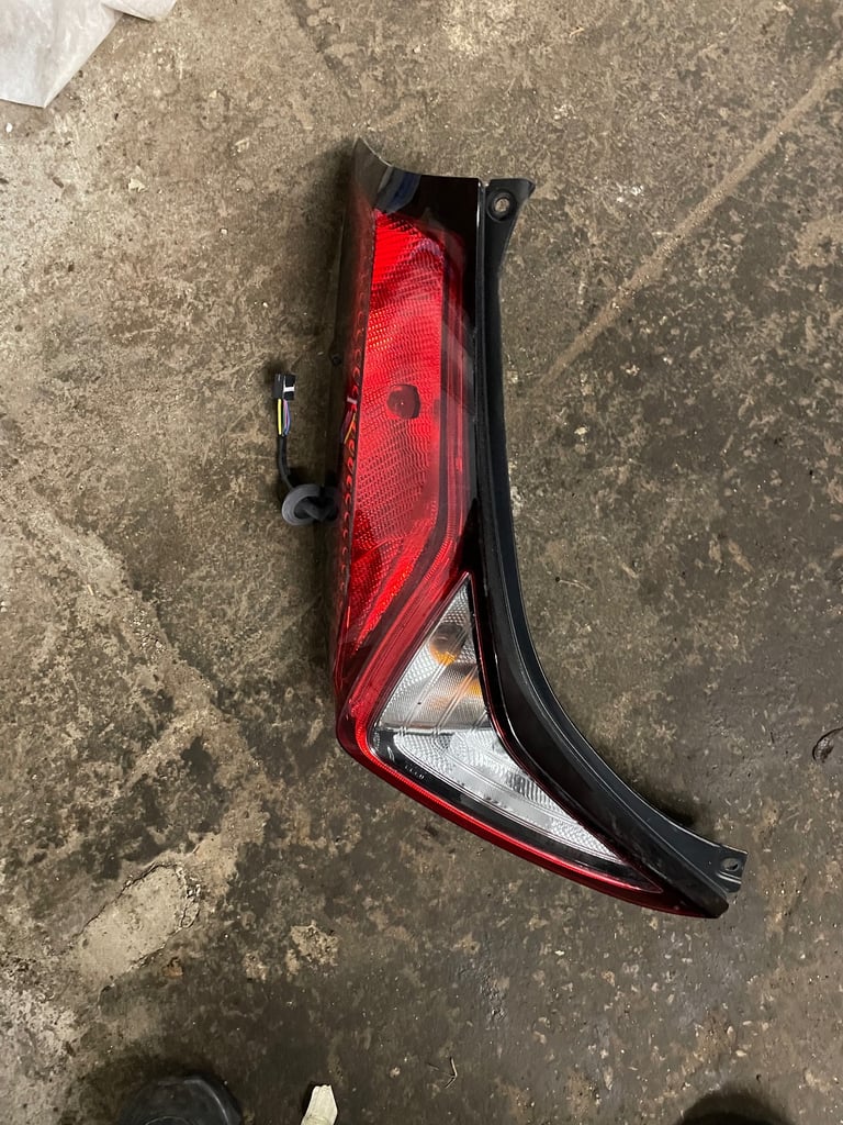 TOYOTA AYGO REAR PASSENGER LEFT REAR LIGHT LAMP CLUSTER P/N: 81560-0H240 (18-22)