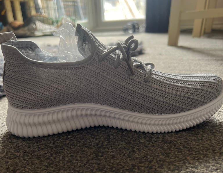 Brand new size 6 trainers 