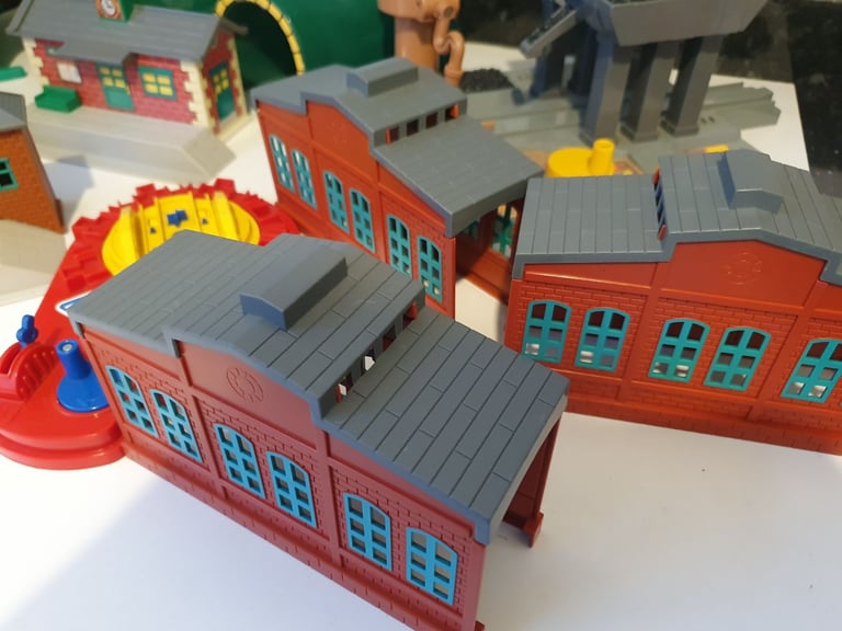 Tomy Trackmaster Train Tunnels, engine sheds, bridge, water tower, turntable