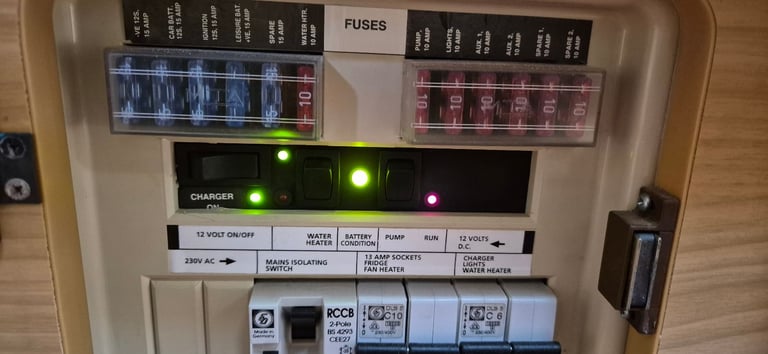 ZIG CPU 1250 POWER MASTER - power supply unit / battery charger for camper caravan motorhome boat.