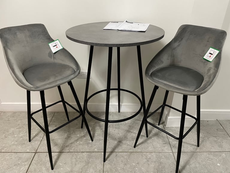 Brand new breakfast bar with stools 