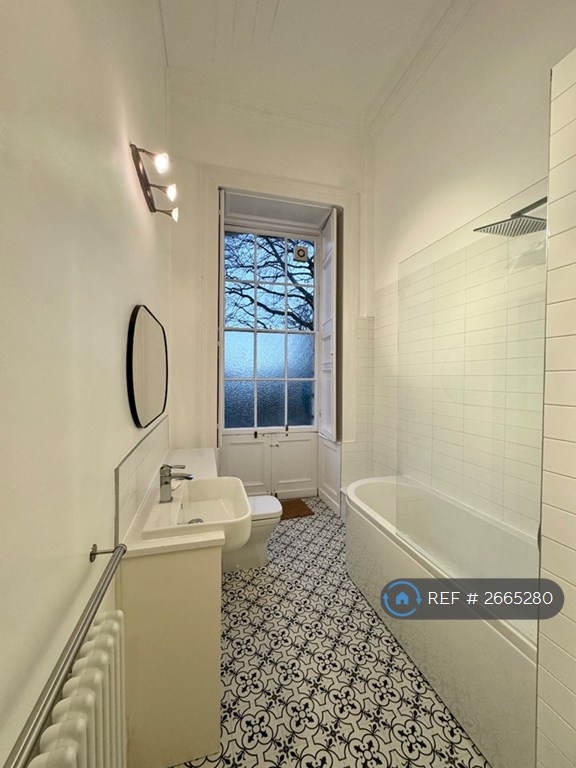 2 bedroom flat in Cornwallis Crescent, Bristol, BS8 (2 bed) (#2665280)