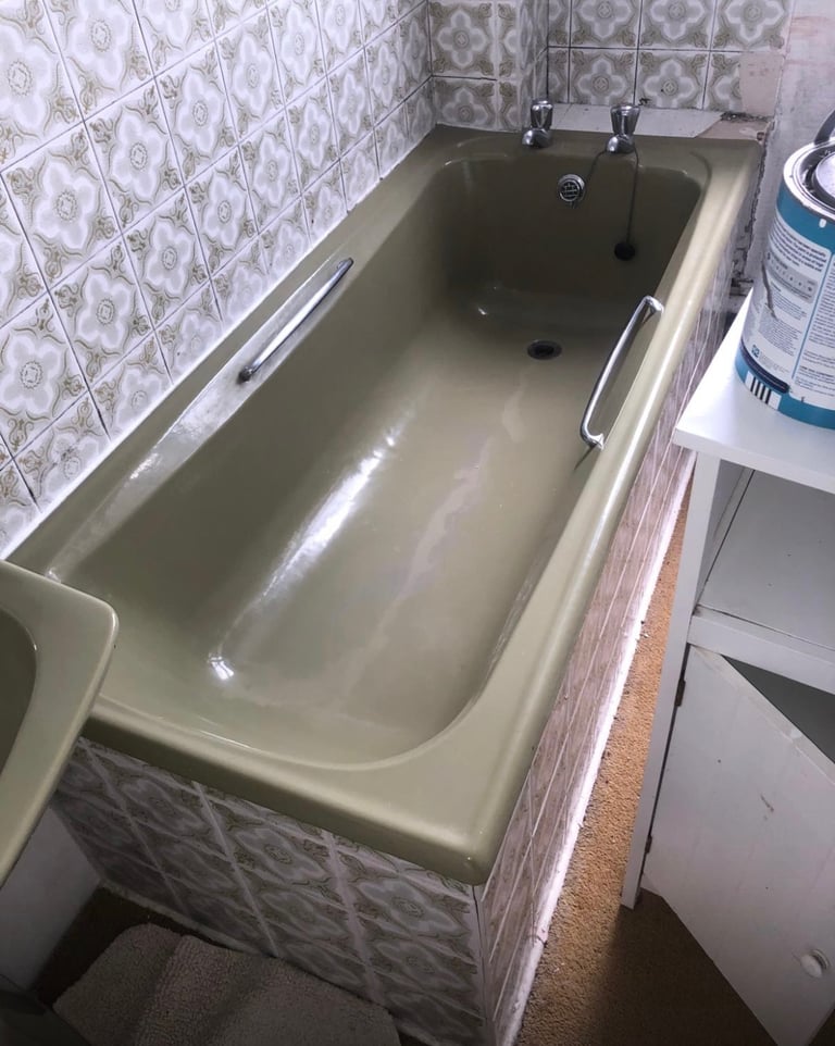 Avacado bathroom suite 