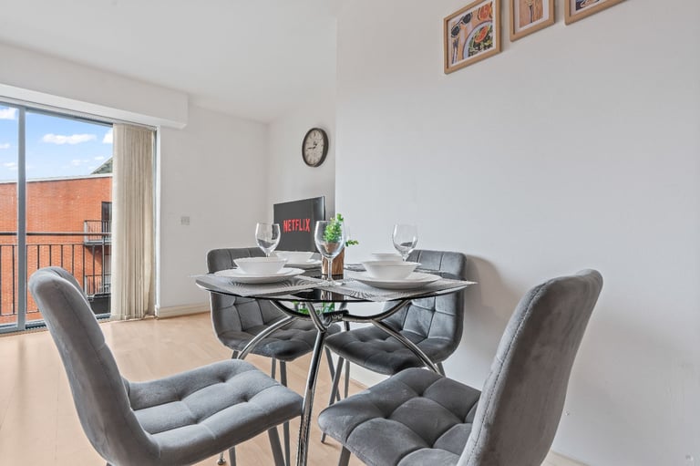 Cosy 2-Bed City Centre Apartment | Fully Furnished | All Bills Included | Canal View