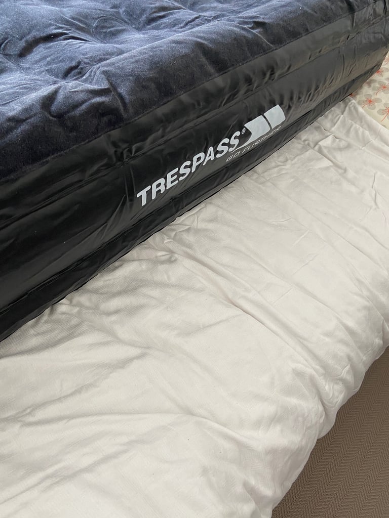 Inflatable bed with built in pump