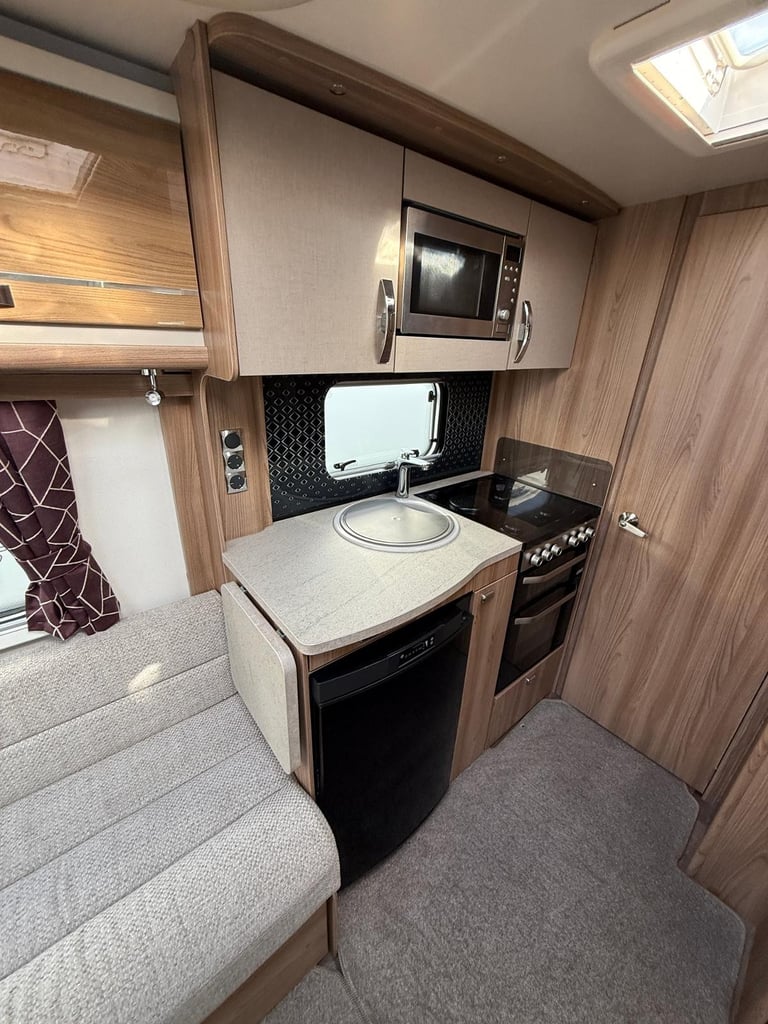 Swift Challenger 560 Rear Island Bed Middle Bathroom 