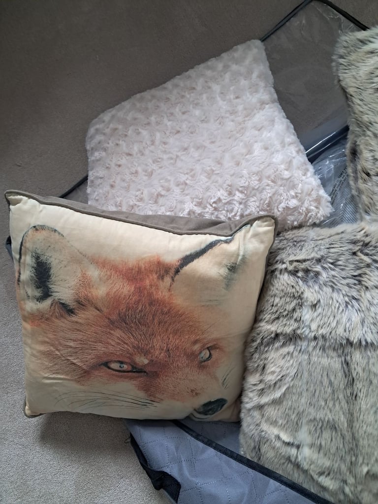 Free cushions - faux fur, neutral colours