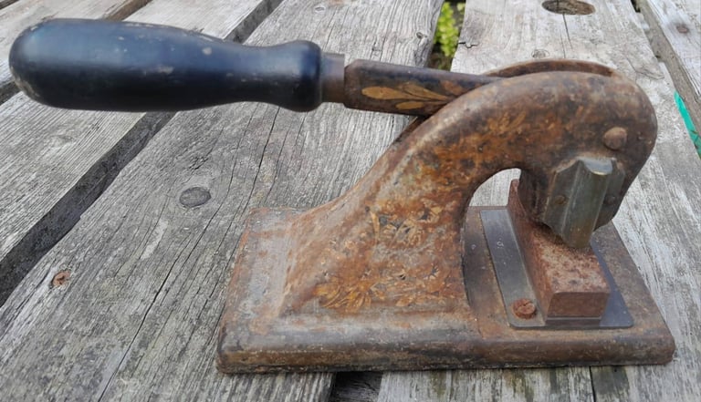 image for ANTIQUE CAST IRON DESK TOP EMBOSSING MACHINE