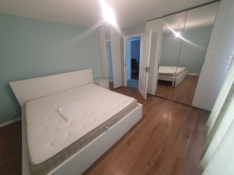 Large room with super king bed - bathroom, WC and kitchen (UB5 6JB)