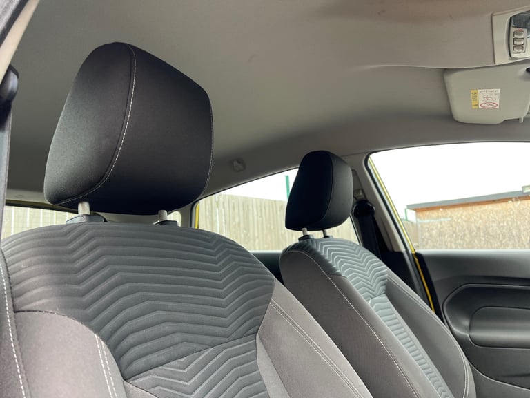 FORD FIESTA 1.25 ZETEC 5DR 11 MOT £35 TAX 2 F/KEEPERS!