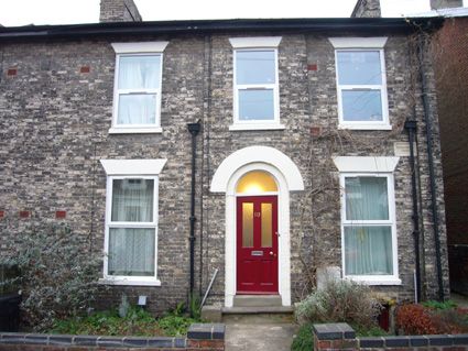 Golden triangle, quiet street. Room in shared house. Bills included. 550 pcm
