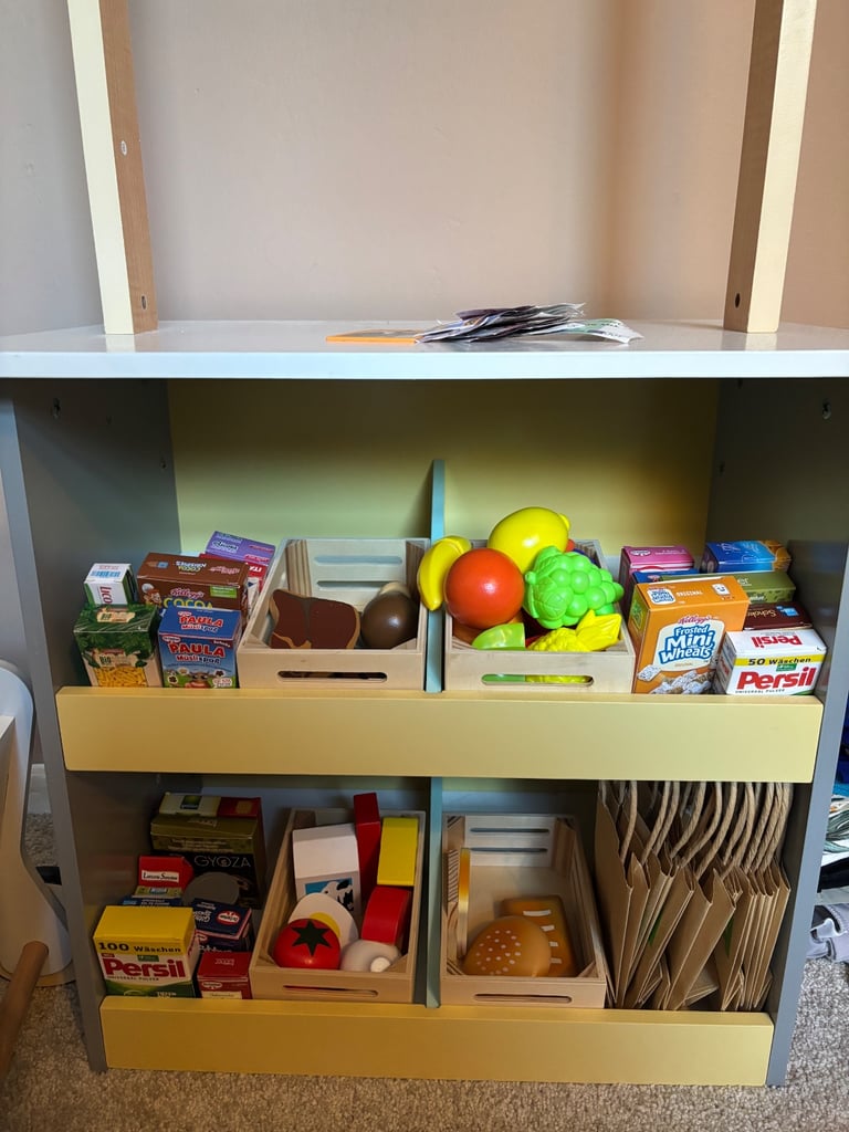 Toy shop and trolley with accessories 