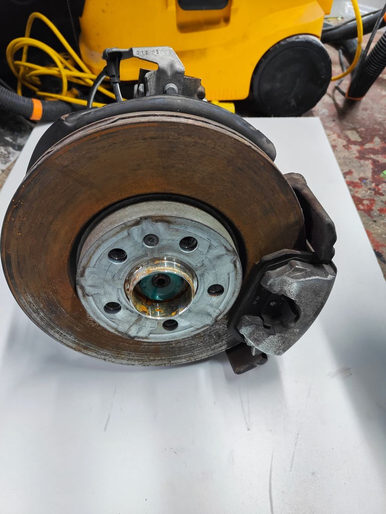 image for Skoda  O/S Drivers Front Steering knuckle hub 2Q06AB 