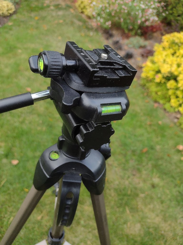 Hama Tripod. Lightweight aluminium frame. 3 way head and quick release plate. VGC