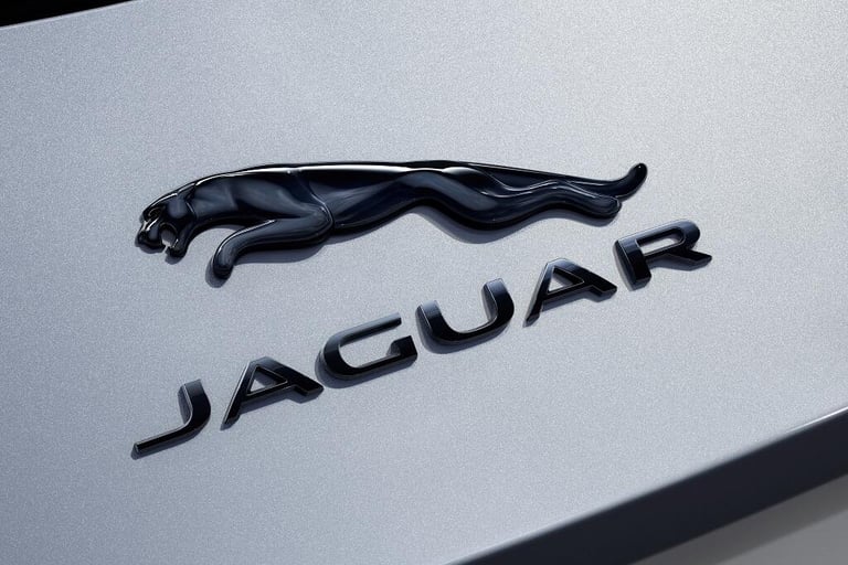 2024 Jaguar F-Pace 2.0 D200 R-Dynamic HSE Black 90th Anniv R-Dynamic HSE Black 90th Anniversar ES...