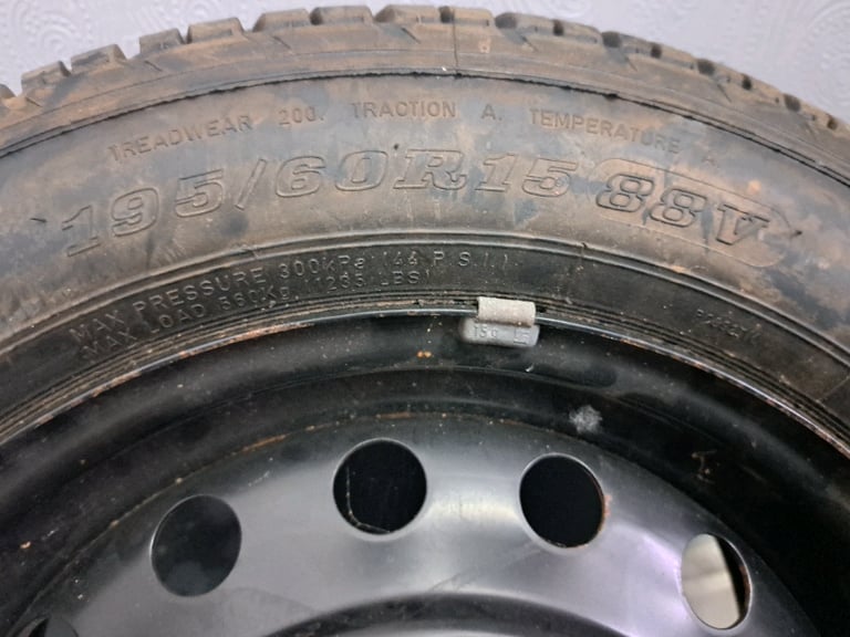 195/60 R15 88 V WHEEL AND TYRE (DUNLOP)