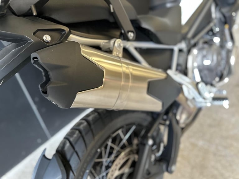 STUNNING ONE OWNER 2023/23 TRIUMPH TIGER 1200 RALLY PRO MOTORCYCLE 