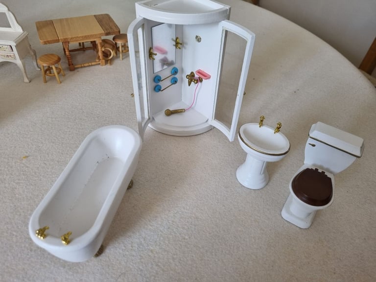 Dolls house furniture. 