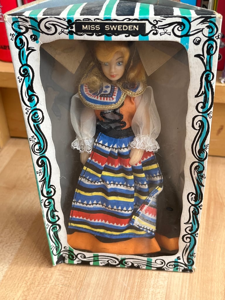 Vintage souvenir dolls 