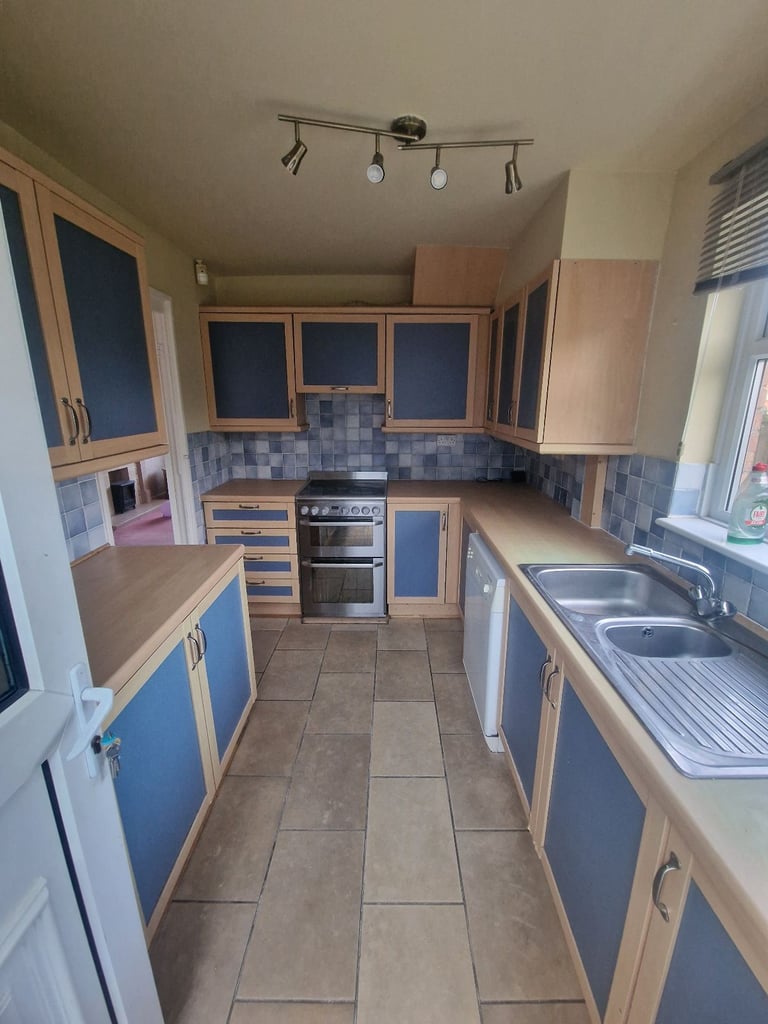 Bright & Spacious Family Home in Quiet Heald Green Cul-de-Sac – Garden, Driveway, Near Schools