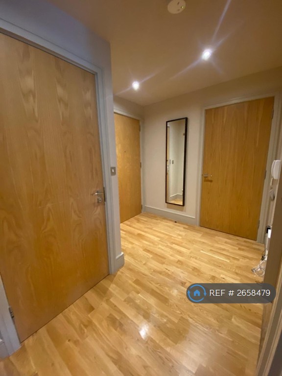 1 bedroom flat in The Crescent, London, SE8 (1 bed) (#2658479)