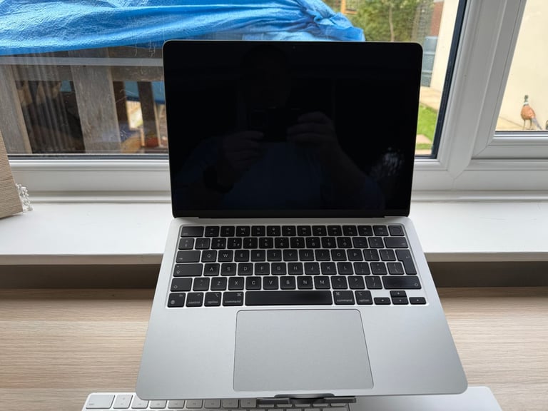 image for 2022 Apple M2 MacBook Air - 16GB RAM, 256GB SSD - warranty until Jan 2026, only 38 battery cycles