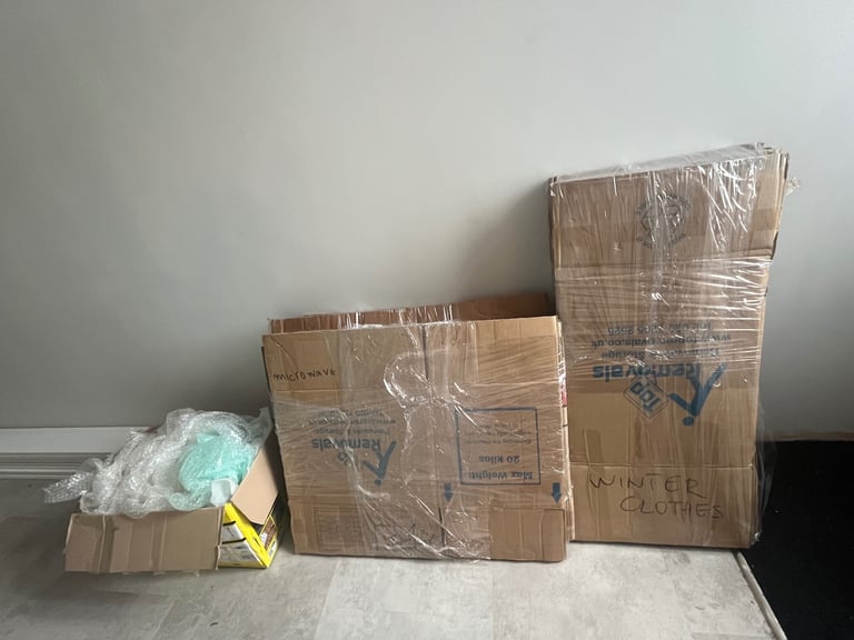 image for 15x Moving boxes + bubble wrap: 5 large + 10 medium - TN1 - £15