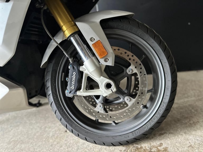 Stunning 2023/23 BMW R1250 RS SE in White with GR MOTO Exhaust and Panniers