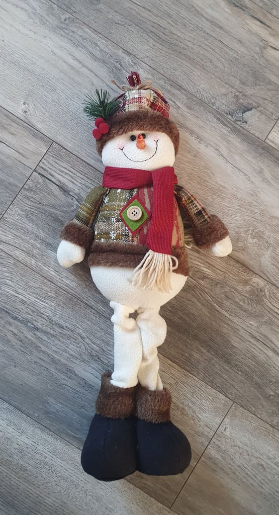 12x STANDING CHRISTMAS SNOWMAN FESTIVE FIGURE. GREAT RESELL OPPORTUNITY. UP TO £12 PER FIGURE. 