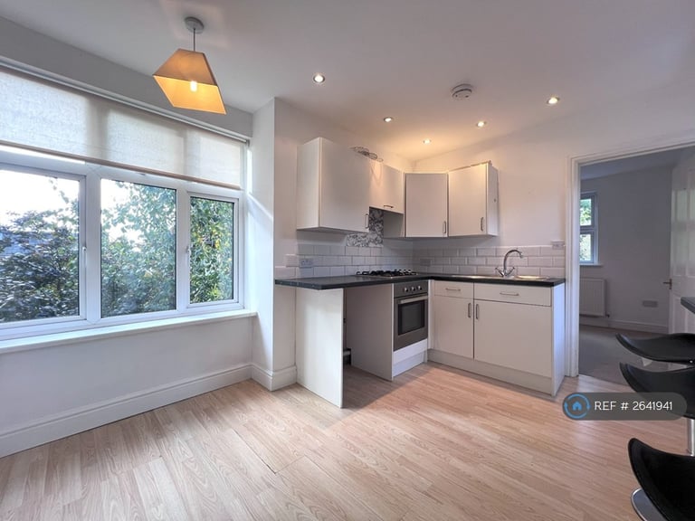 image for 2 bedroom flat in Grange Road, Bishop's Stortford, CM23 (2 bed) (#2641941)